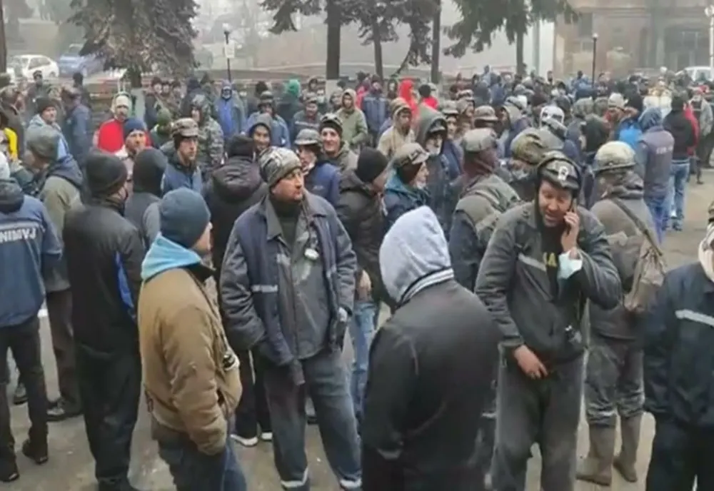 MINERII ȘI ENERGETICIENII DIN GORJ PROTESTEAZĂ ÎN FAȚA GUVERNULUI