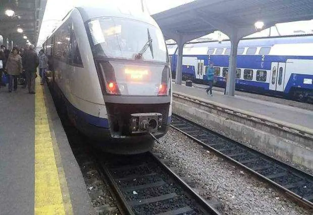 TRANSPORTUL FEROVIAR DE CĂLĂTORI TRECE LA ORA DE VARĂ ÎN NOAPTEA DE SÂMBĂTĂ SPRE DUMINICĂ