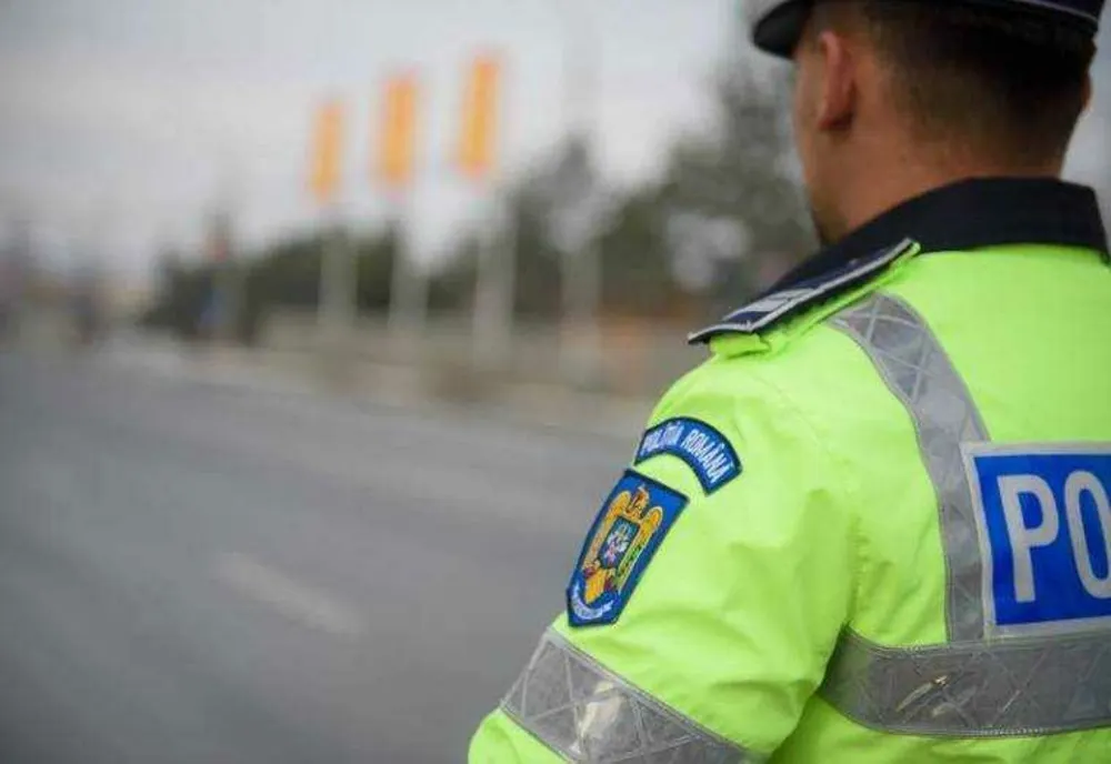 POLIŢIŞTII RUTIERI LE ATRAG ATENŢIA ŞOFERILOR SĂ MĂREASCĂ PRUDENŢA ÎN CONDIŢII DE VÂNT ŞI VIJELII