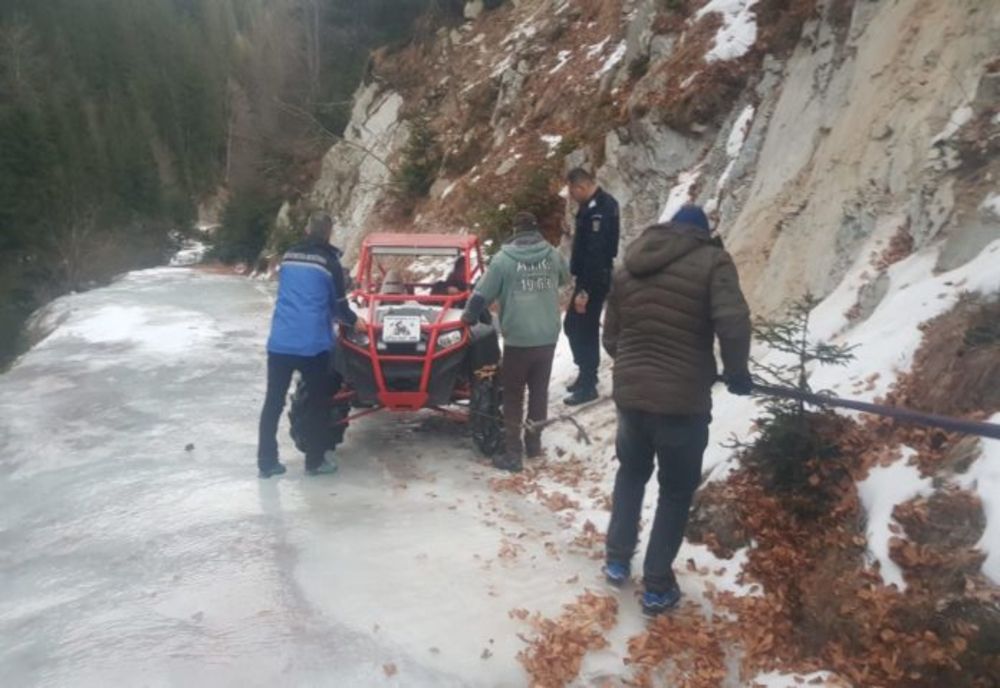 Trei olteni, rămași blocați pe un drum de gheață din Gorj