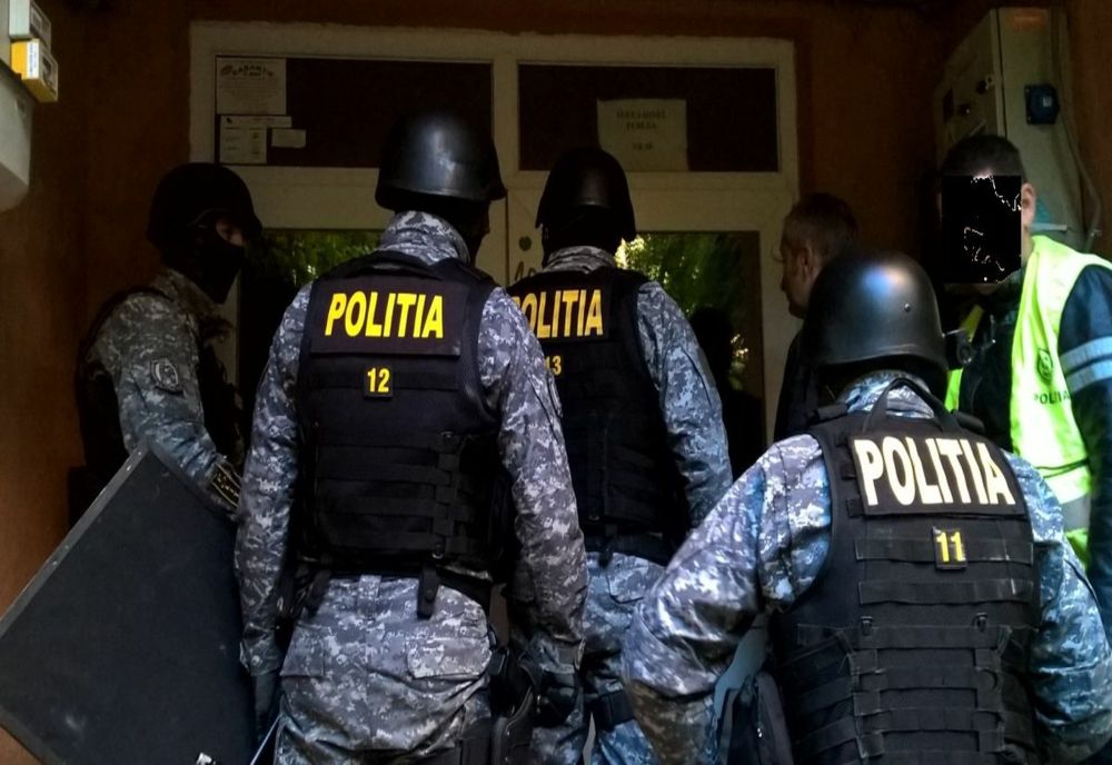 Reţea de trafic de persoane coordonată de un tânăr din Gorj, destructurată de DIICOT