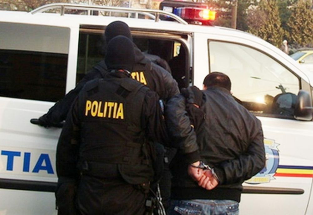 Târgu Jiu: Hoţi de portofele, prinşi pe camerele de supraveghere când "operau" la urcarea în microbuz