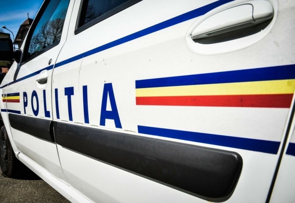 A lovit un cal cu maşina şi s-a răsturnat, la Scoarţa. Două persoane rănite