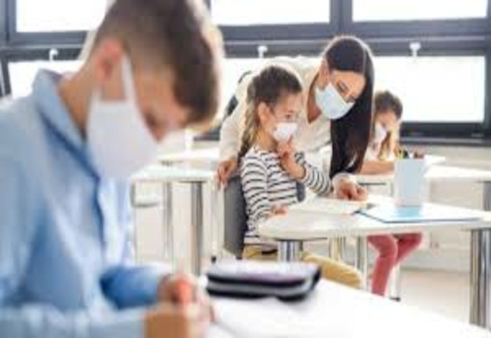 Prosoapele de hârtie şi uscătoarele de mâini, interzise în şcoli, de luni