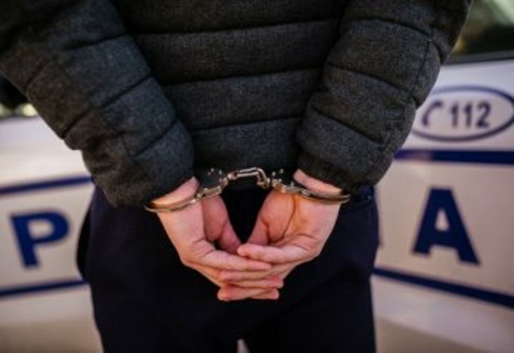 Un bărbat din Gorj, care era în arest la domiciliu, a condus fără permis şi a tăiat anvelopele unor autoturisme