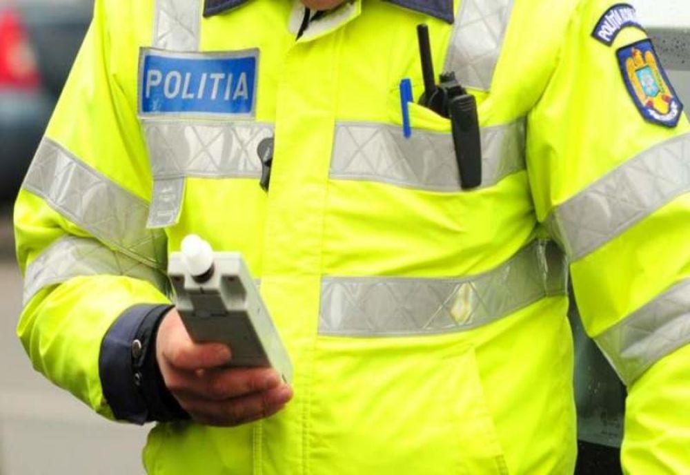 Gorjean care ar fi trebuit să stea în carantină, prins băut la volan