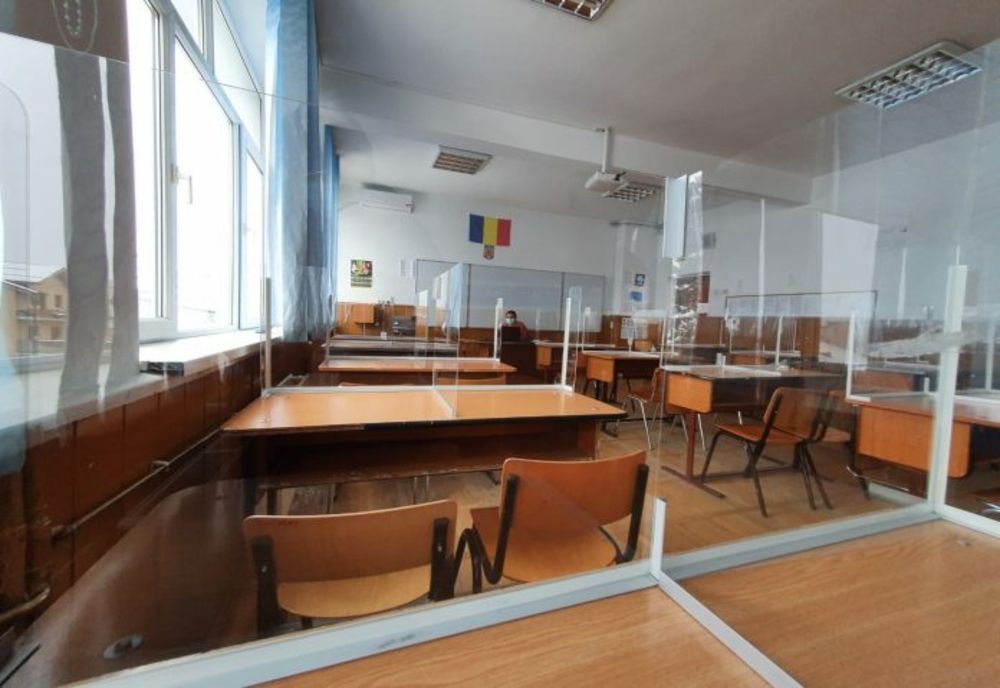 Câți elevi se reîntorc astăzi în școli