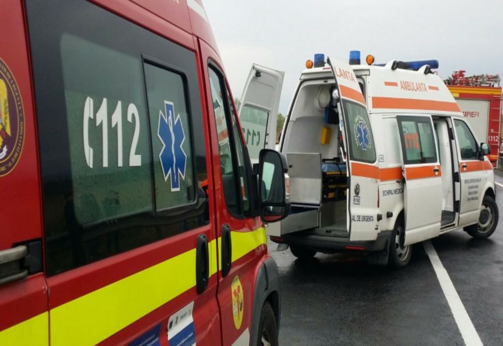 Accident în Gorj: O tânără a ajuns la spital, după ce a intrat cu maşina într-un pom