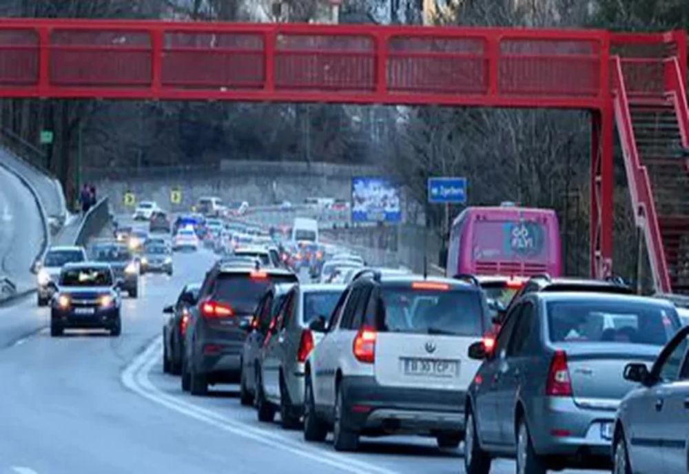 Trafic rutier intens și coloană de mașini în cea de- a treia zi a Paștelui