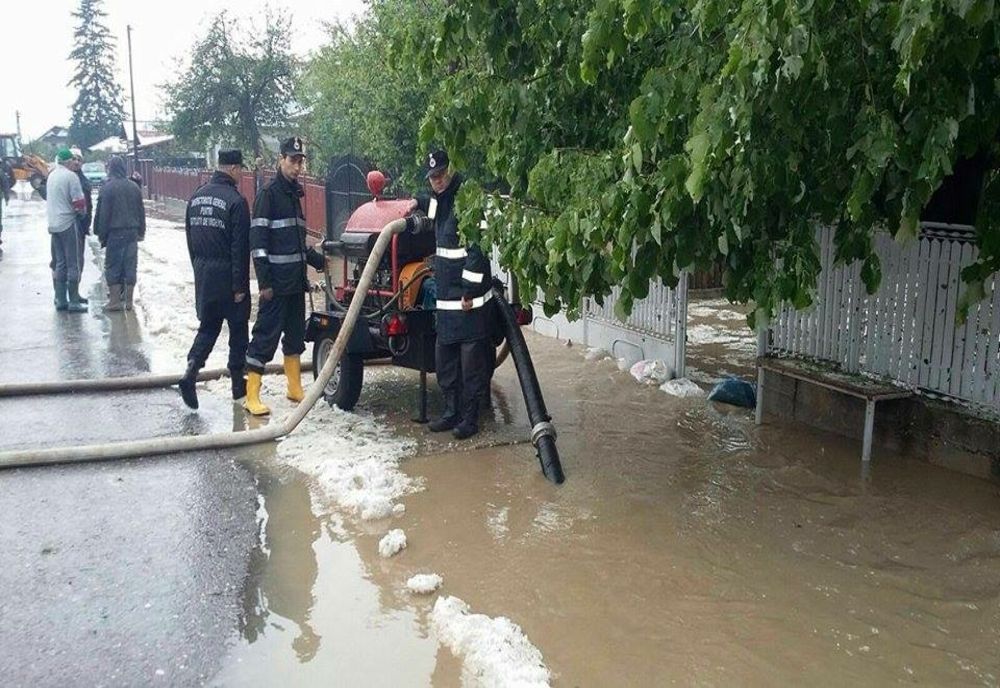 Ploi în aproape toată țara, până luni seara
