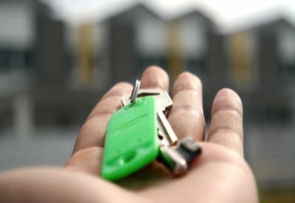 Schimbare majoră la impozitul pe CHIRIE. Cât plătesc cei care închiriază lunar sau în regim hotelier?