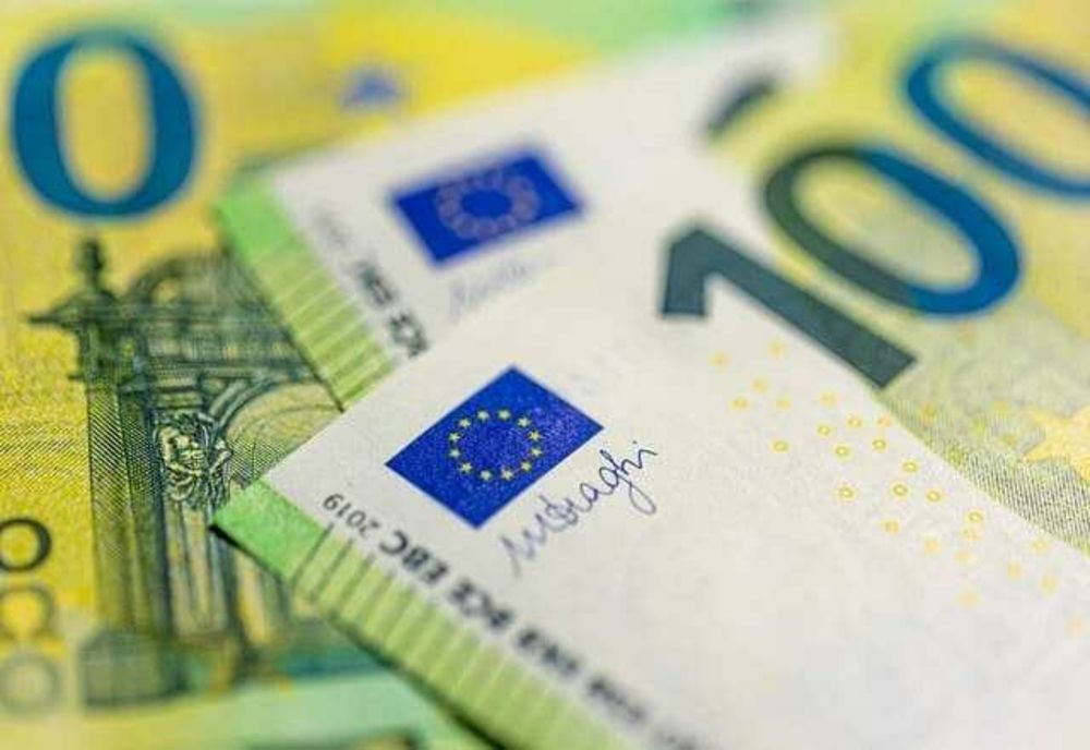 Peste 10% dintre europeni alocă aproape jumătate din veniturile lunare pentru a acoperi chiria sau ratele la bancă