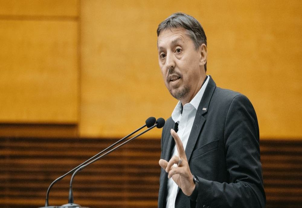 DANIEL DAVID: „TREBUIE REGÂNDIT BUGETUL PENTRU EDUCAȚIE ȘI COMASĂRILE DIN ȘCOLI”