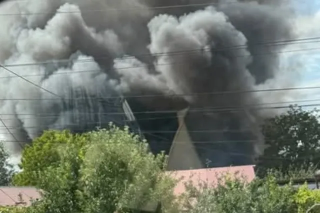 Alertă în Dâmbovița! Un incendiu violent a cuprins 300 de metri pătrați. Autoritățile au emis RO-Alert