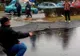 Protest amuzant la Motru: Un cetățean a pescuit pe stradă