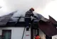 O casă din Iezureni a luat foc