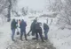 Primarul și asistații social din Roșia de Amaradia au deszăpezit drumul spre cimitir