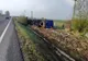 Un șofer din Gorj s-a răsturnat cu un tir plin cu scutece pentru copii