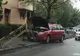 Un șofer din Târgu Jiu și-a urcat mașina pe un gard