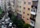Acoperișul unui bloc din Târgu Cărbunești a fost spulberat de vânt. 4 mașini au fost distruse