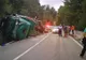 Au căzut 20 de metri în gol pe Transalpina. O familie cu doi copii, la spital după ce s-a răsturnat cu un tir cu lemne