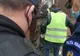 VIDEO. Poliţiştii şi mascaţii au descins la o casă din Târgu Jiu unde o femeie ţine zeci de câini şi îi înfometează