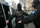 VIDEO. Procurorii DIICOT Gorj au prins în flagrant patru traficanţi de droguri din Timişoara
