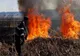Șoferii care fac off road în zonă s- au alăturat echipajului ISU la stingerea unui incendiu