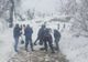 Primarul și asistații social din Roșia de Amaradia au deszăpezit drumul spre cimitir