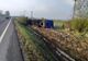 Un șofer din Gorj s-a răsturnat cu un tir plin cu scutece pentru copii