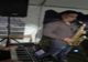 Anchetă la IPJ Gorj după apariţia unor imagini cu un poliţist ce cântă la chefuri de interlopi