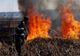 Șoferii care fac off road în zonă s- au alăturat echipajului ISU la stingerea unui incendiu